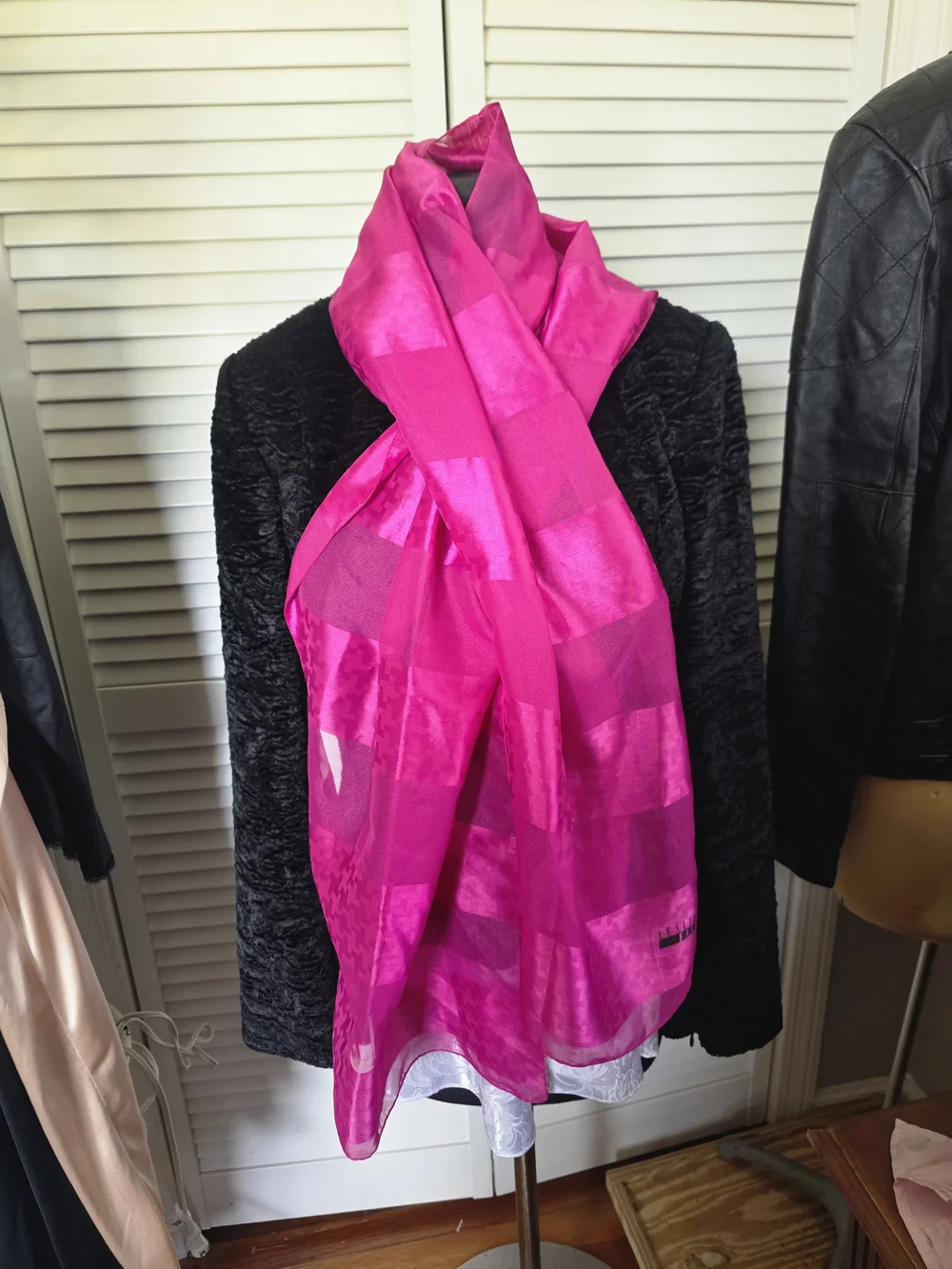 Vintage Leslie Fay Fuchsia Pink Houndstooth Sheer Long Scarf Wrap 15.5”x66”